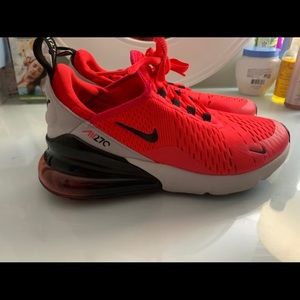 Nike air 270 in coral